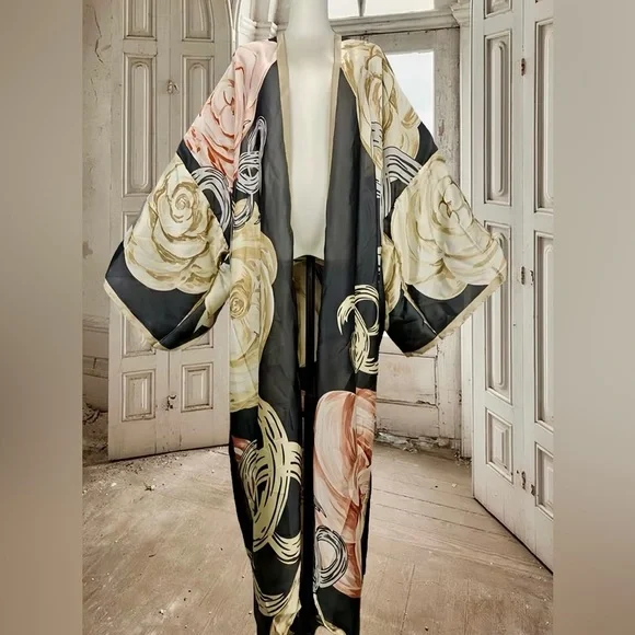 Elegant Floral Kimono Robe - Black and Cream - Picture 1 of 9